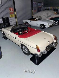 1/18 scale Kyosho 7017W MGB Mk-1 (White)