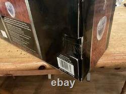 2005 Road Signature 1/18th Scale 1961 Lincoln Continental Diecast Model Unopened