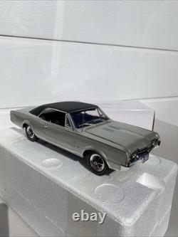 Acme Danbury Mint 1/18 Scale 1967 Oldsmobile 442 Silver Diecast Model Car Rare
