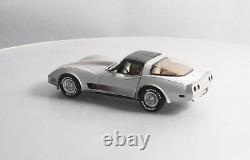 AutoArt 118 Scale Diecast 1982 Chevrolet Corvette LN