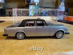 BENTLEY T2 1977 in silver & black NEO Scale Models 143