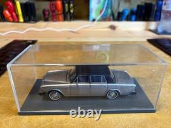 BENTLEY T2 1977 in silver & black NEO Scale Models 143