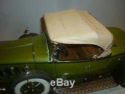 Danbury mint scale model of a 1930 Cadillac V16 Roadster with working lights