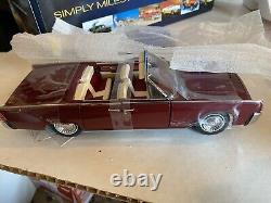 Franklin Mint 124 Scale 1961 Lincoln Continental Convertible, LE Car with Box
