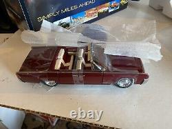 Franklin Mint 124 Scale 1961 Lincoln Continental Convertible, LE Car with Box