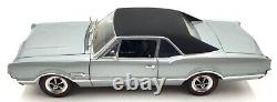 Highway 61 1/18 Scale Diecast 50354 1966 Oldsmobile 4-4-2 Silver Blue