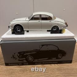 Paragon 1/18 Scale Diecast DC26324A 1967 Daimler V8 250 White