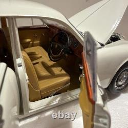 Paragon 1/18 Scale Diecast DC26324A 1967 Daimler V8 250 White