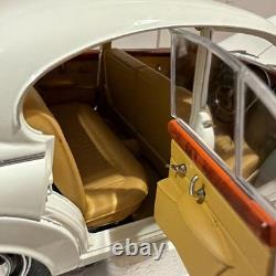 Paragon 1/18 Scale Diecast DC26324A 1967 Daimler V8 250 White