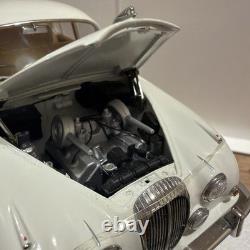 Paragon 1/18 Scale Diecast DC26324A 1967 Daimler V8 250 White