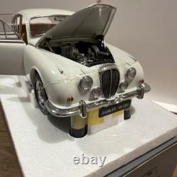Paragon 1/18 Scale Diecast DC26324A 1967 Daimler V8 250 White